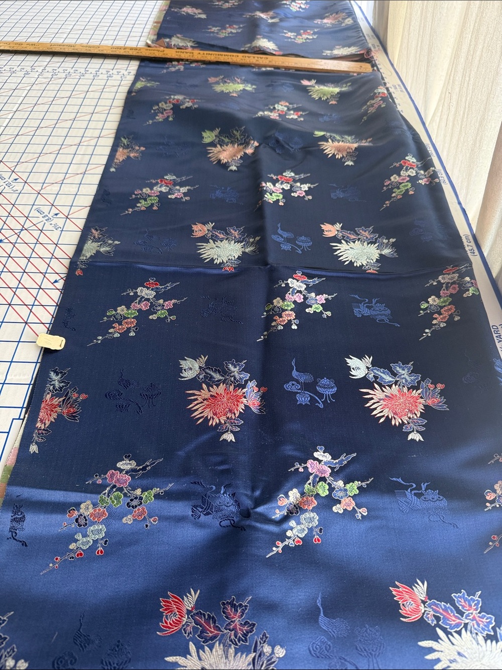 Vintage 1950s 60s Asian Brocade Satin Fabric Navy Floral Crane 4.75 Yds x 36 - Picture 3 of 16